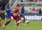 开云体育官方网站-女足比赛中球员展现才华，赢得喝彩