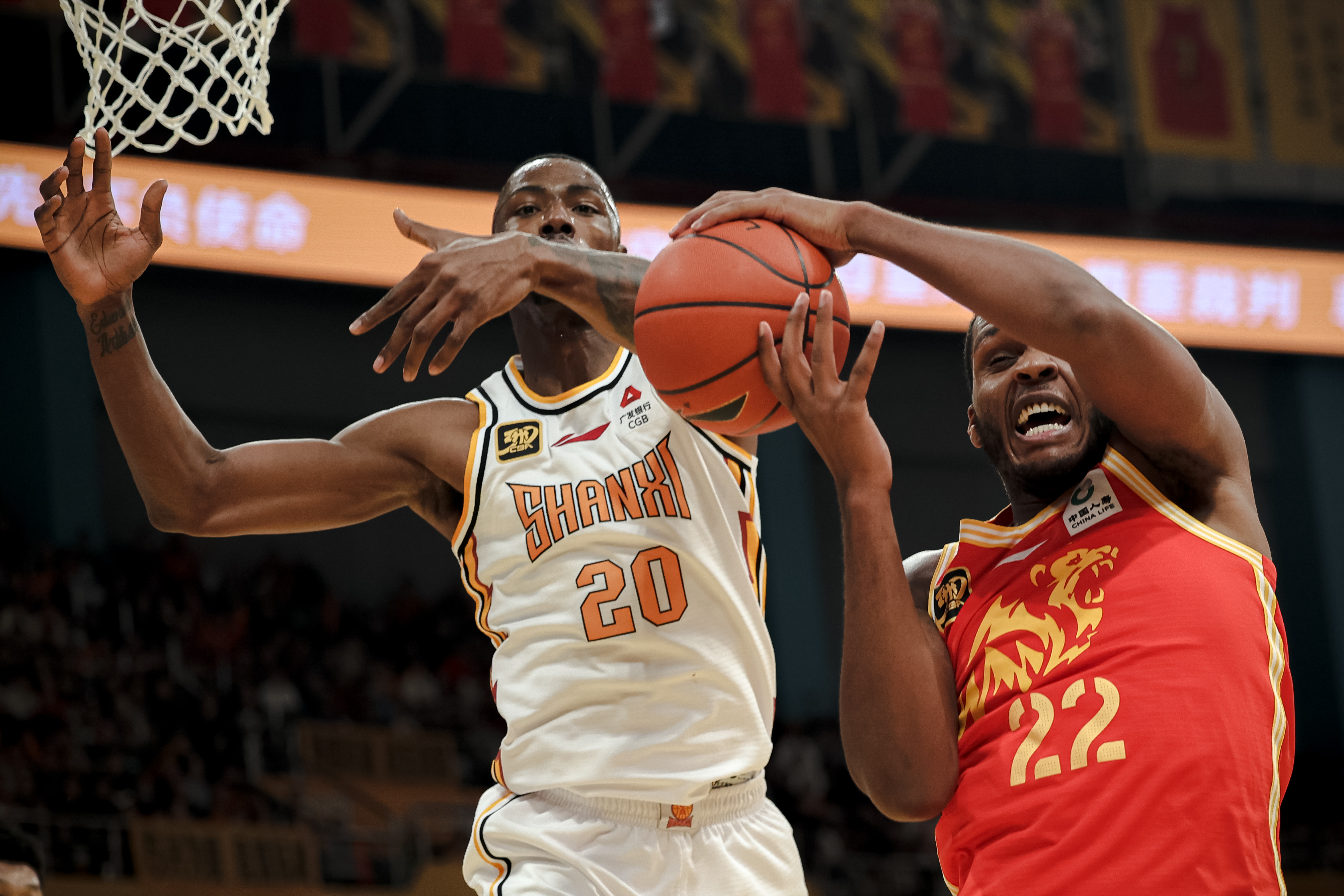 紧张对决！两支球队展开激烈争夺