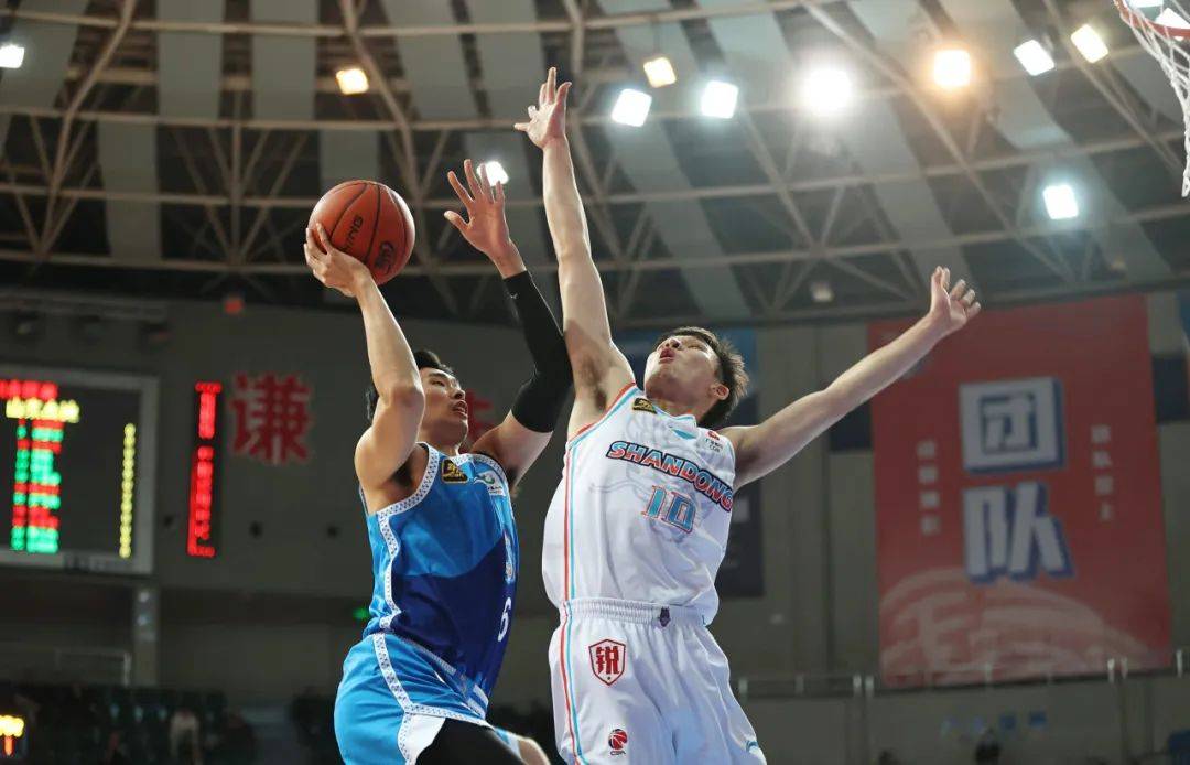 福建男篮遭遇连败,球队队形令人忧虑 福建男篮遭遇连败,球队队形令人忧虑