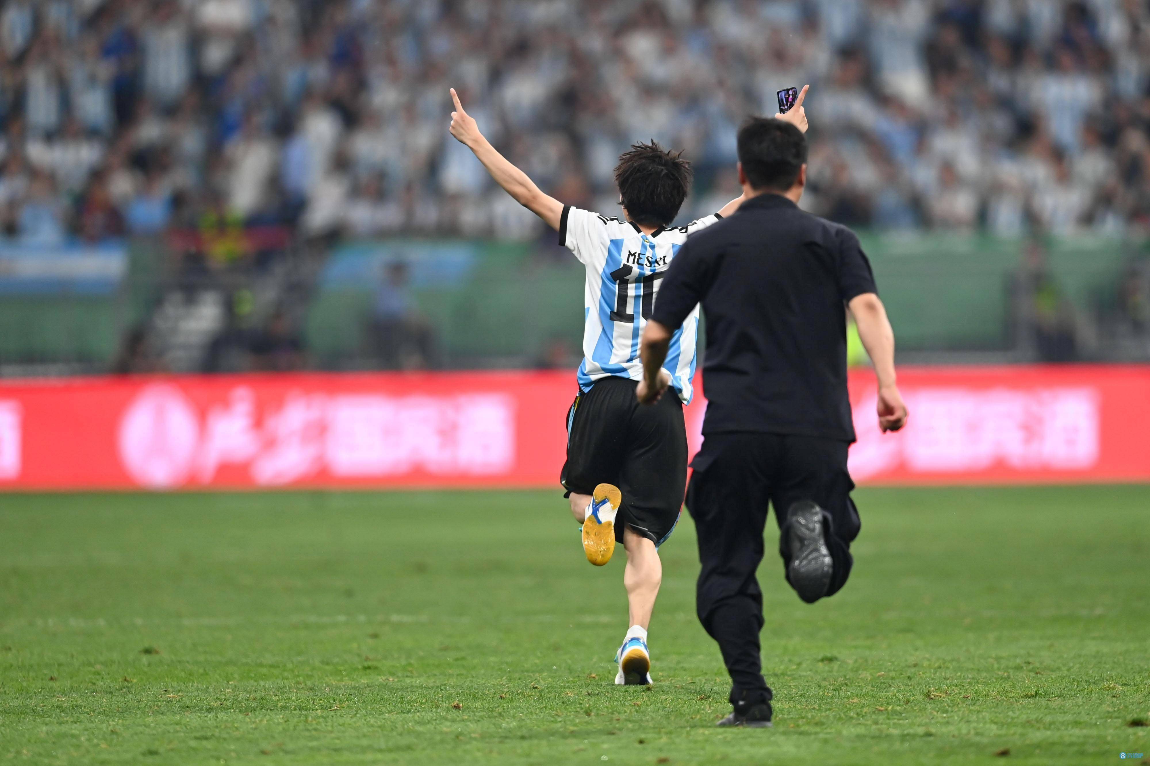 格拉茨主帅球场举动不当,被罚停带两场比赛的简单介绍 格拉茨主帅球场举动不当,被罚停带两场比赛的简单介绍