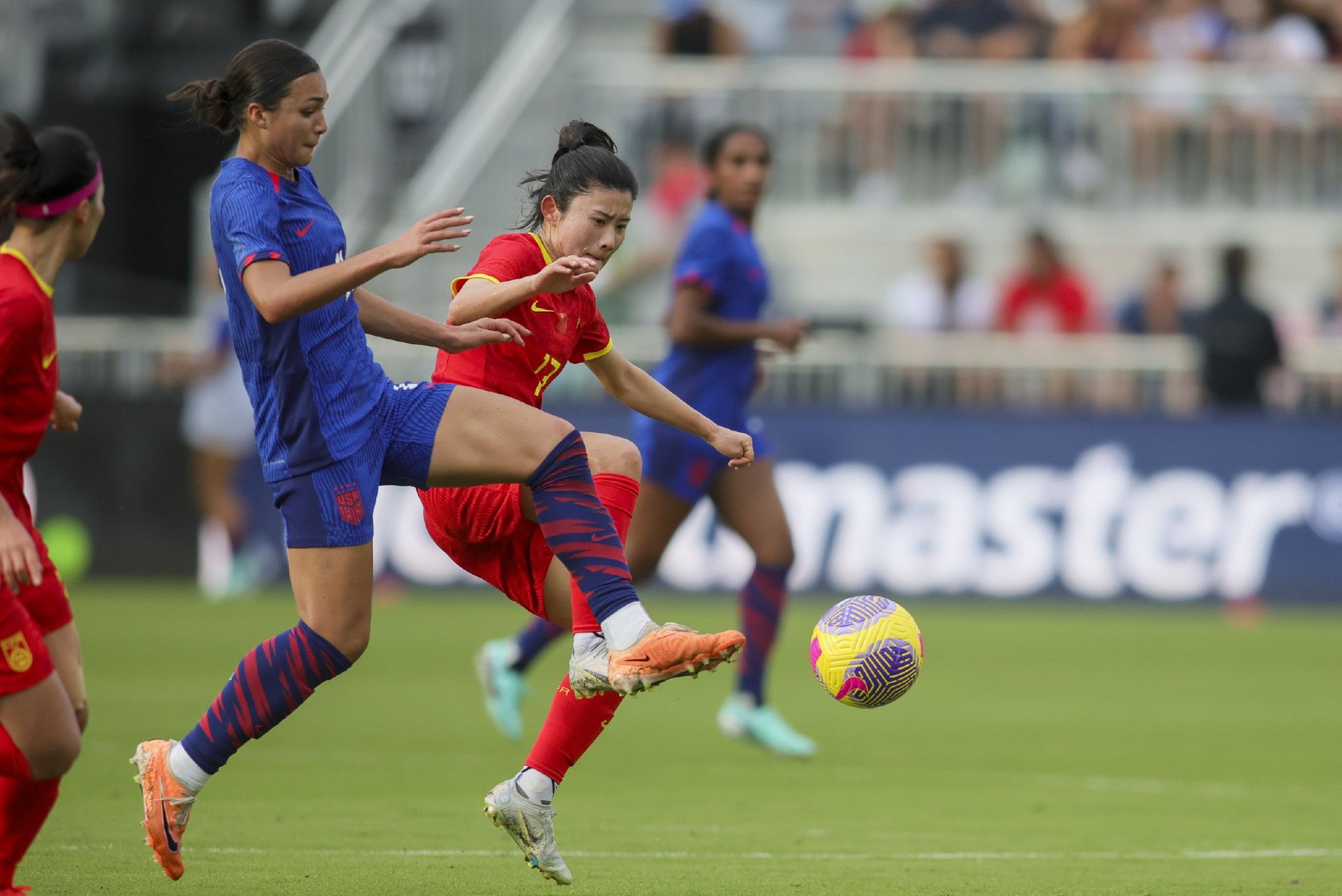 女足比赛中球员展现才华,赢得喝彩 女足比赛中球员展现才华,赢得喝彩