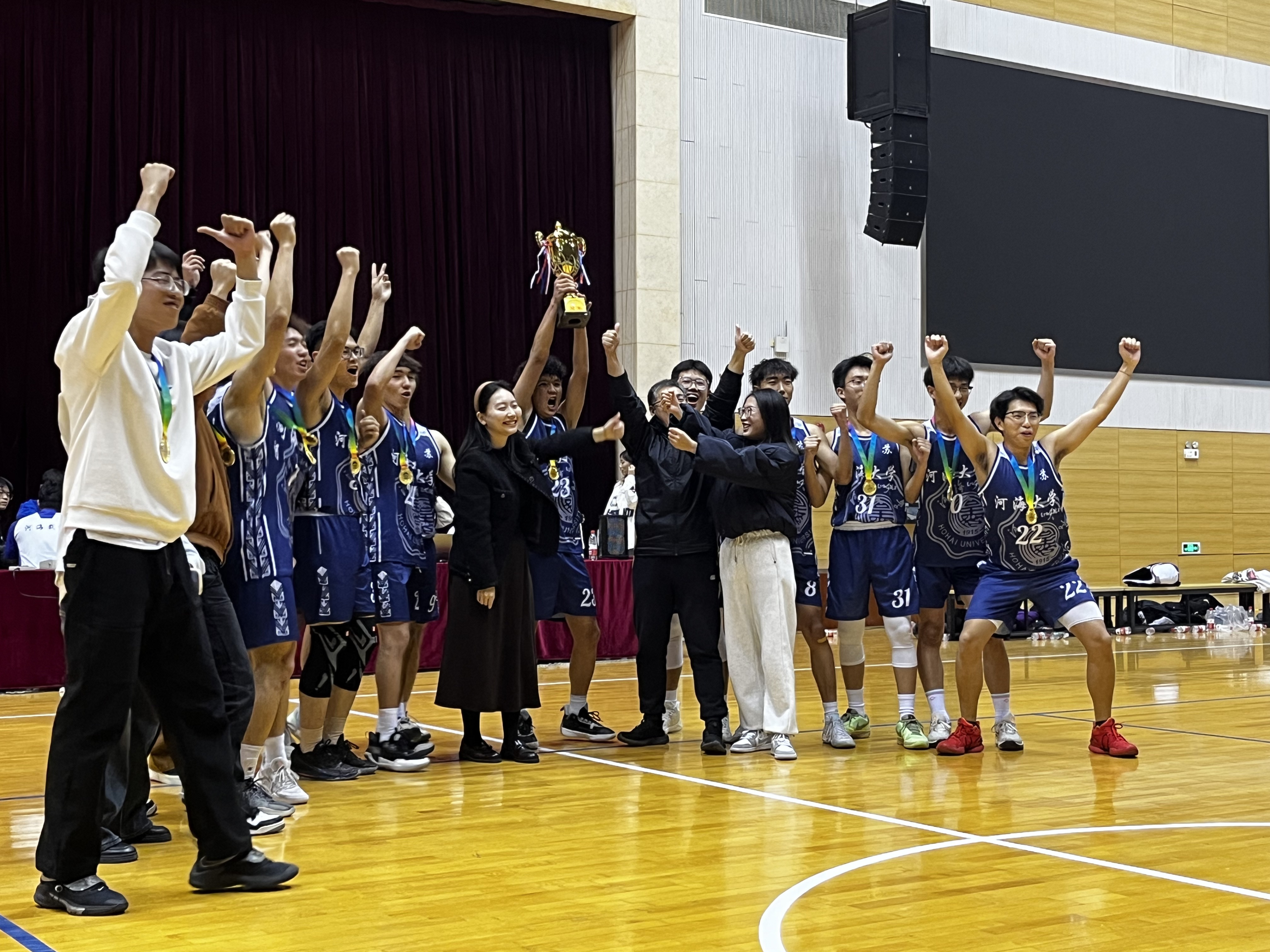 美洲球队在国际篮球赛中摘得冠军 美洲球队在国际篮球赛中摘得冠军