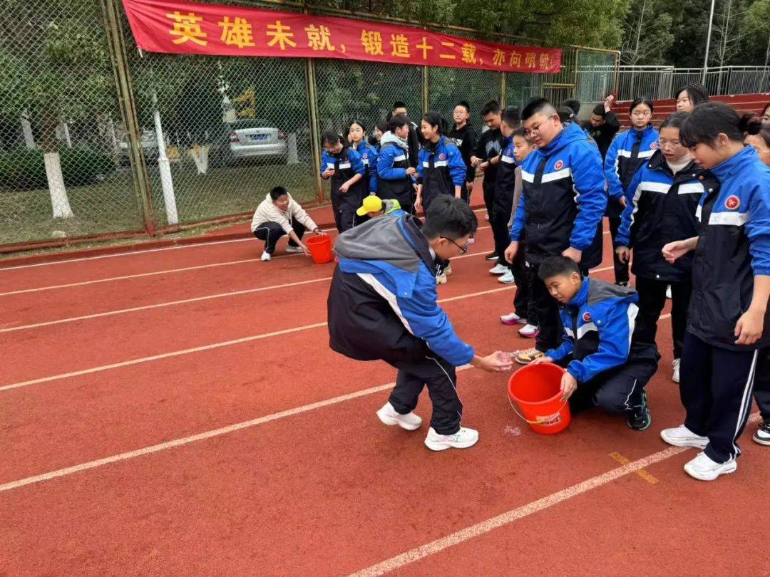 球队展现团结合作,共同向前冲的简单介绍 球队展现团结合作,共同向前冲的简单介绍