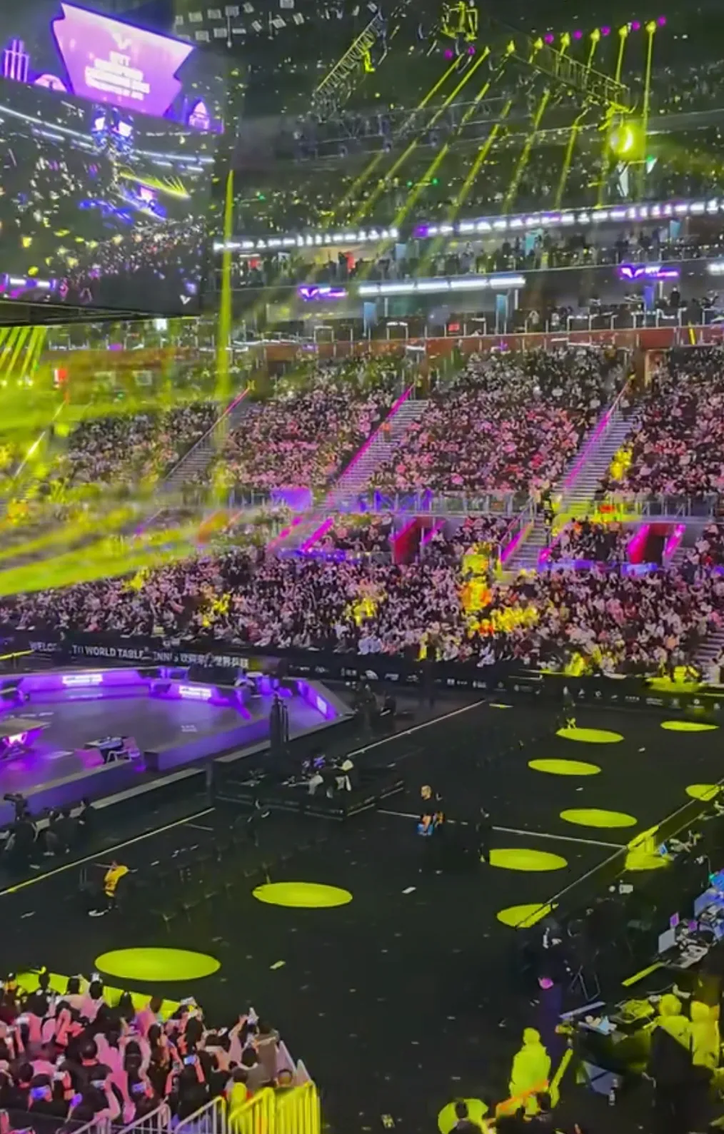 比赛观众跃跃欲试球场气氛火爆 比赛观众跃跃欲试球场气氛火爆