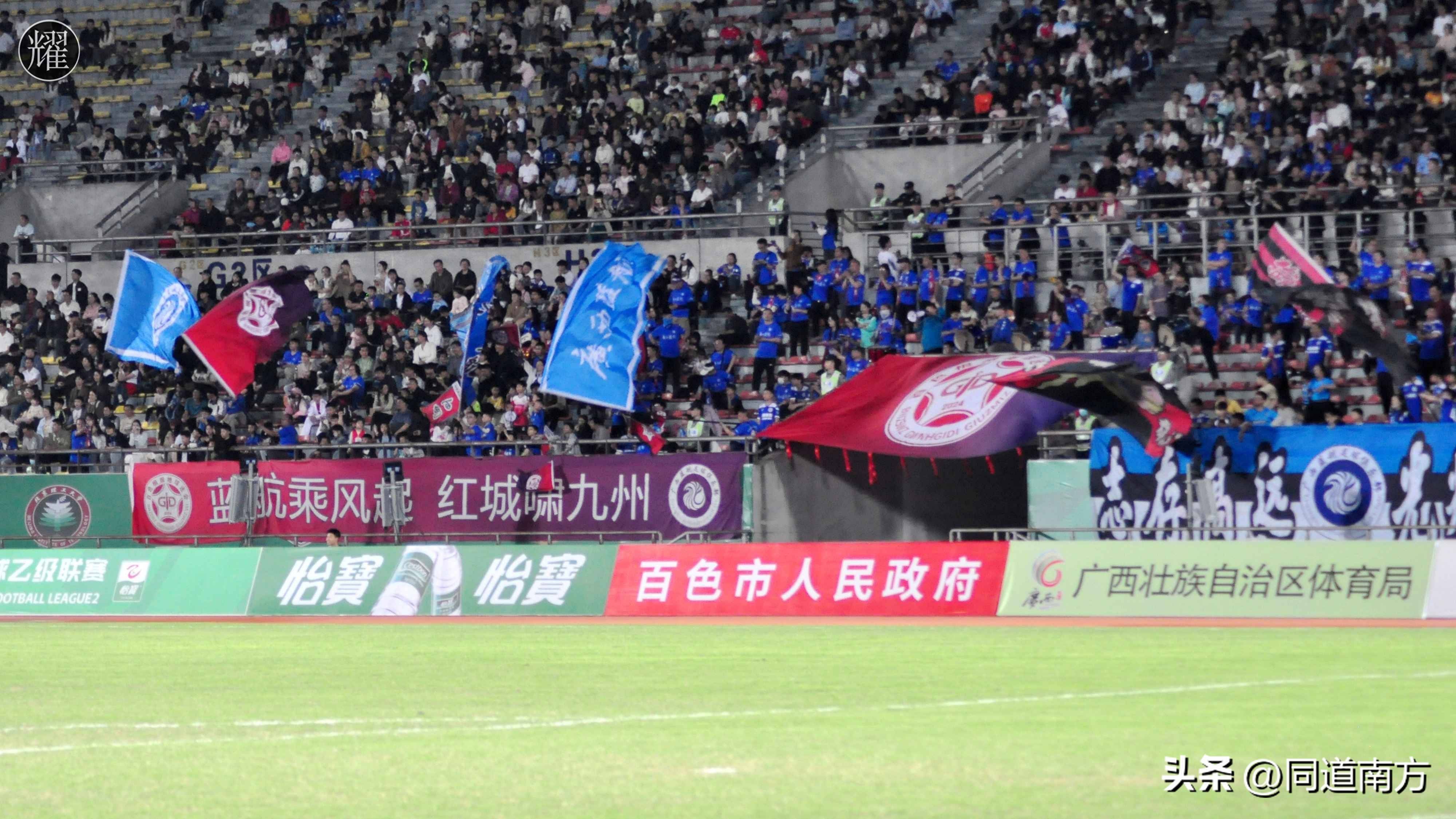 比赛观众跃跃欲试球场气氛火爆 比赛观众跃跃欲试球场气氛火爆