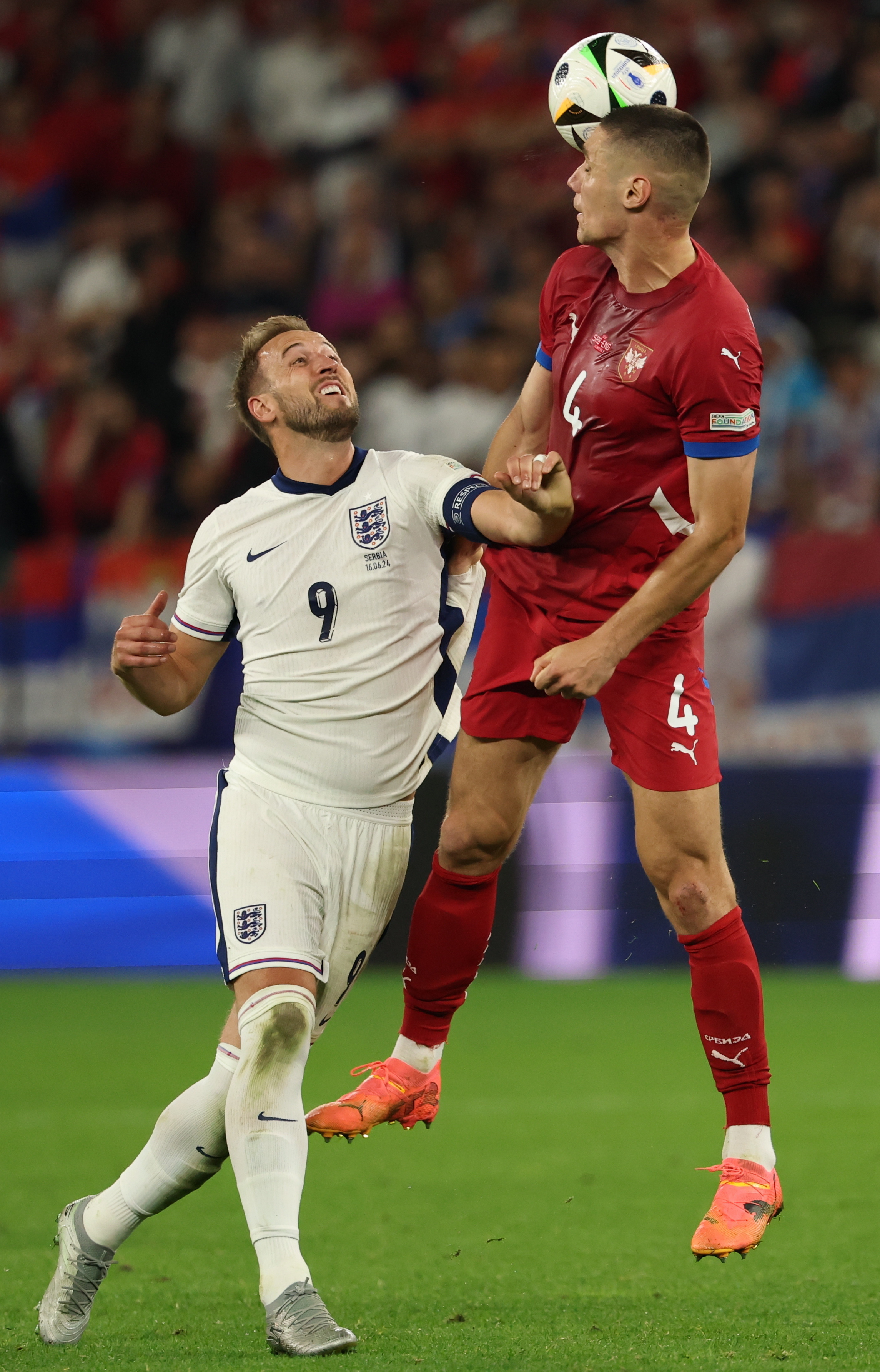 欧洲足球赛事中展现激烈对抗 欧洲足球赛事中展现激烈对抗