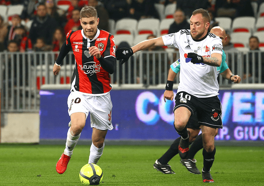 南特遭遇惨败,球员调整状态备战 南特遭遇惨败,球员调整状态备战