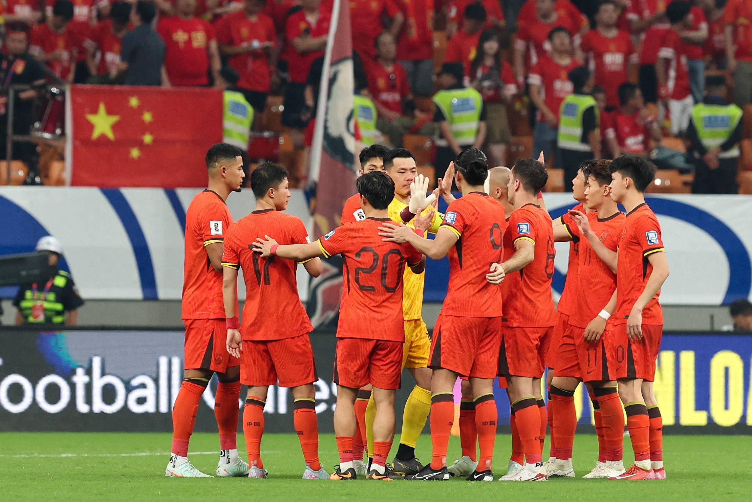 球场上的对决如火如荼,激发球迷的热情的简单介绍 球场上的对决如火如荼,激发球迷的热情的简单介绍