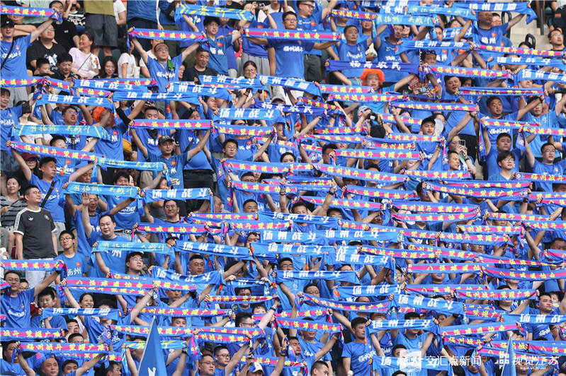 辣妈球迷现场助威,为球队加油鼓劲 辣妈球迷现场助威,为球队加油鼓劲