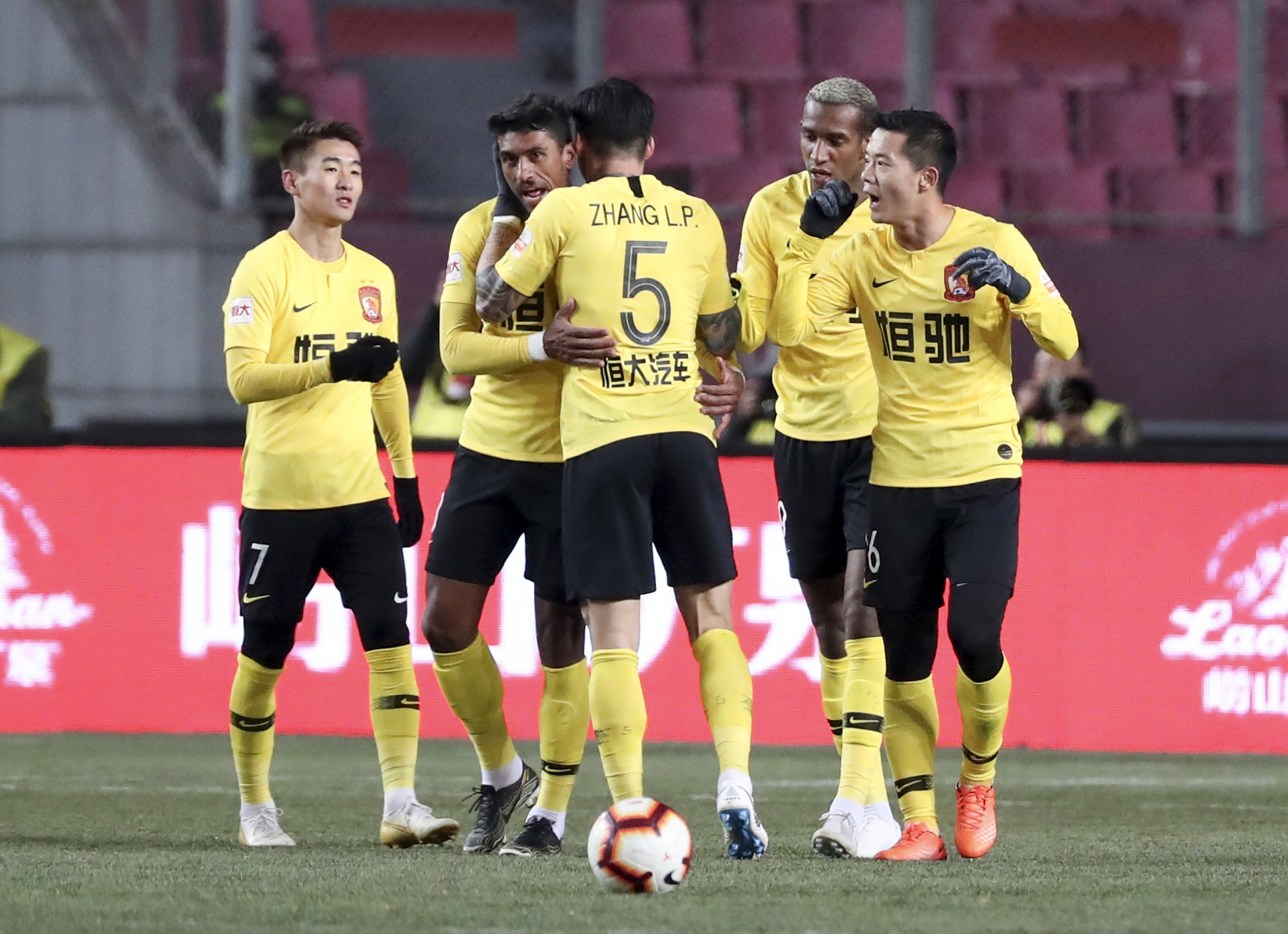 包含河北华夏幸福主场击败竞争对手,积分榜上升至中游的词条 包含河北华夏幸福主场击败竞争对手,积分榜上升至中游的词条