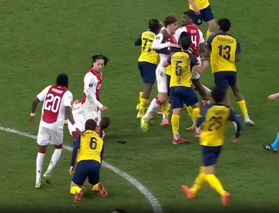 关于阿贾克斯惊险晋级,精彩战斗赢得胜利的信息 关于阿贾克斯惊险晋级,精彩战斗赢得胜利的信息