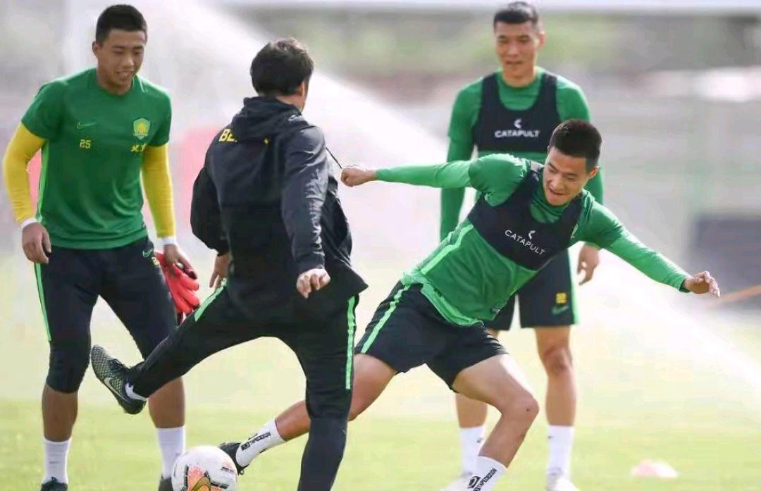 北京国安团队精神十足,成功击败对手 北京国安团队精神十足,成功击败对手