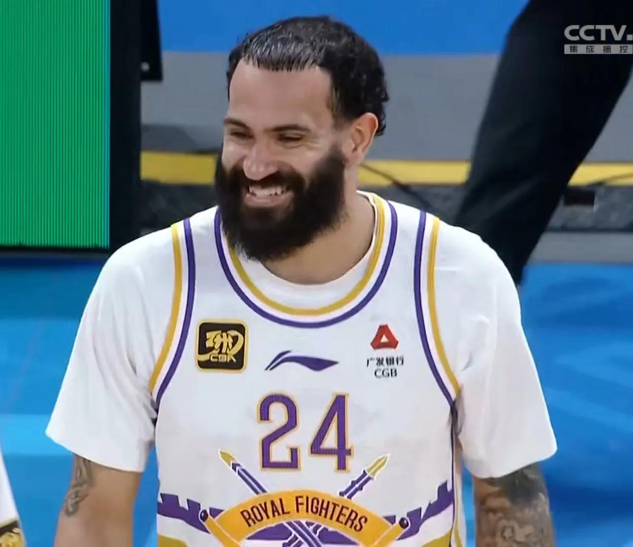 赛场上一位球员技巧出众,表现抢眼 赛场上一位球员技巧出众,表现抢眼