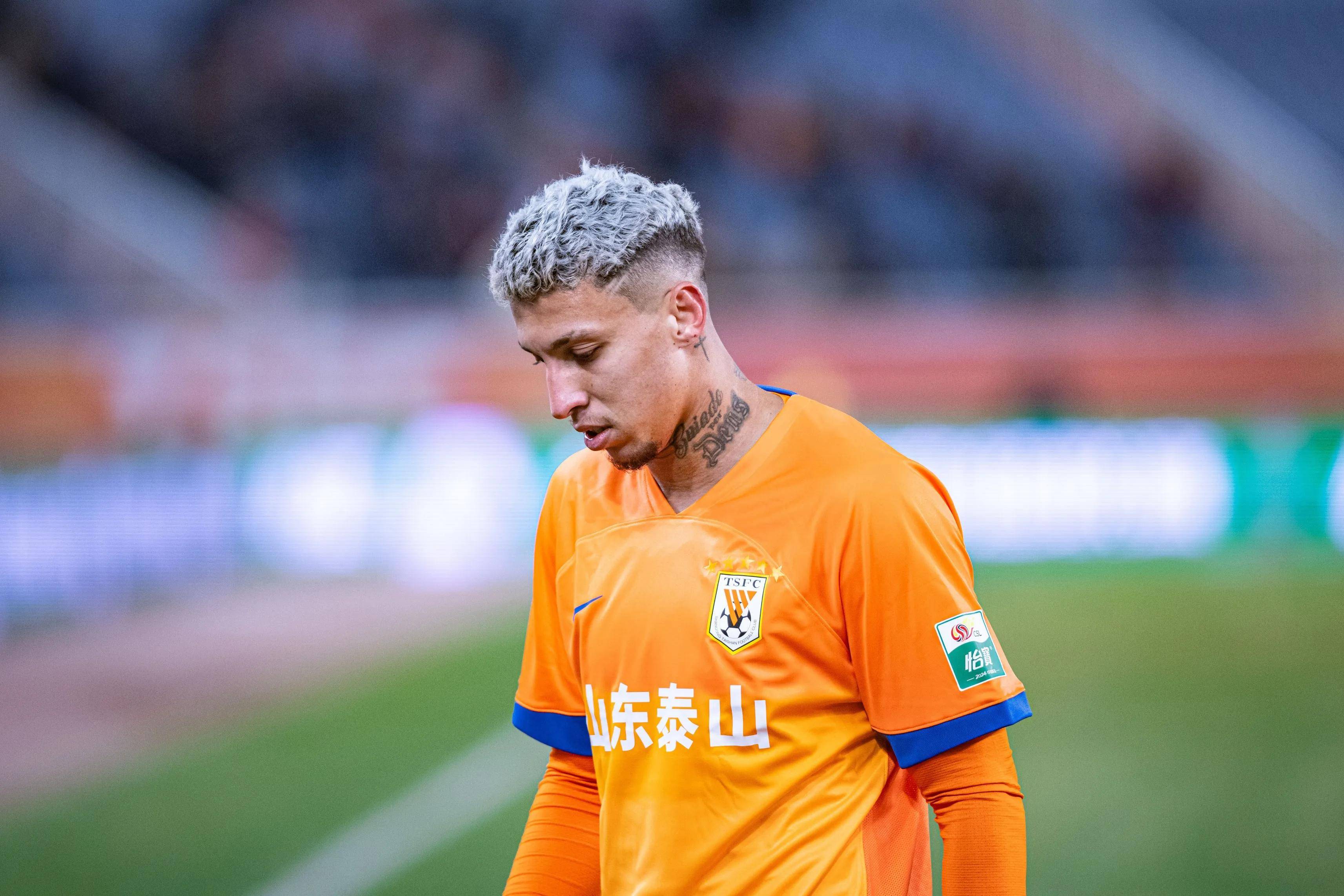 赛场上一位球员技巧出众,表现抢眼 赛场上一位球员技巧出众,表现抢眼