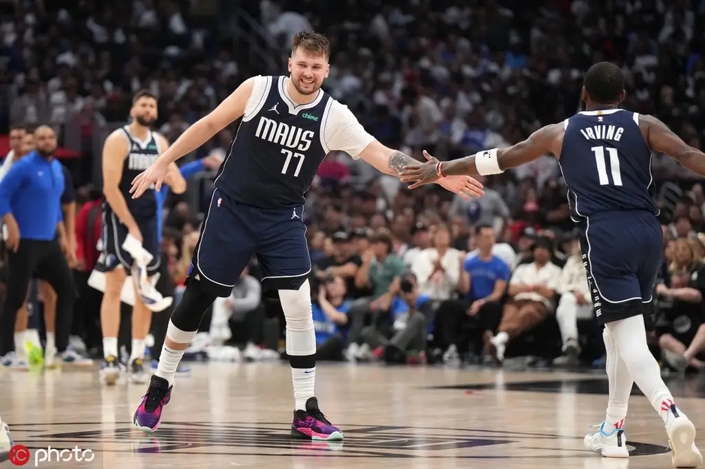 独行侠队晋级总决赛，球员们庆祝不断