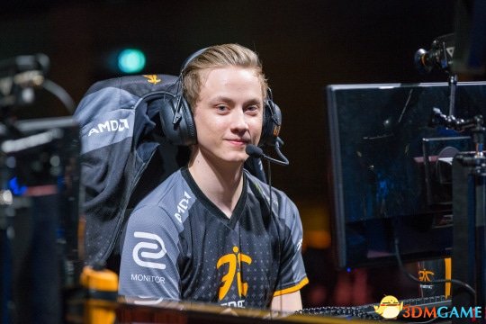 CLG横扫FNC,Caps团战一打五半决赛2:1(首尔) CLG横扫FNC,Caps团战一打五半决赛2:1(首尔)